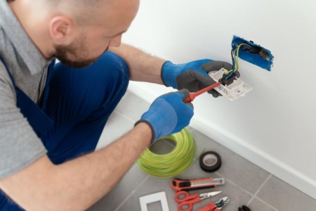 Comment choisir un électricien plombier qualifié pour vos travaux domestiques ?
