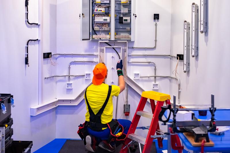 Les comp&eacute;tences indispensables d'un artisan &eacute;lectricien pour vos projets